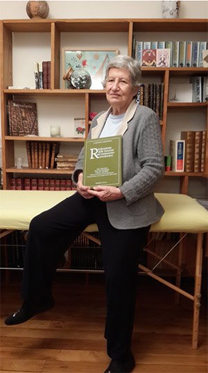 Mrs. Maryvonne Fournier with her book Rééducation des fonctions dans la thérapeutique orthodontique